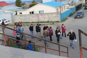 Proyecto del Minvu busca que niños dejen de usar escalera como arco de fútbol