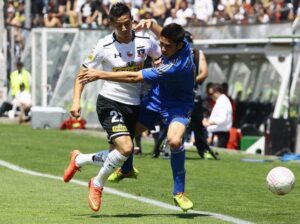 Colo Colo le gana 2-0 a la U, que juega con nueve