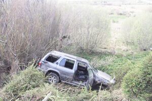 Chofer ebrio desbarrancó su jeep dejando dos lesionadas