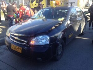 Seis lesionados por choque entre taxi y colectivo