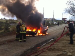 Bomberos controló incendio de vehículo en Prolongación Capitán Guillermo
