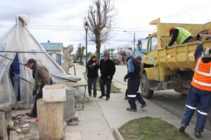 Retiraron de la vía pública enseres de escultor que vive en la calle hace un mes