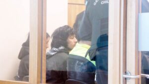 Trío de jóvenes fue detenido mientras robaba en kiosco ubicado al costado de la Catedral