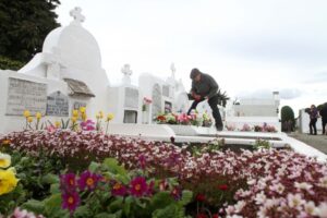Miles de personas visitan los cementerios de Punta Arenas