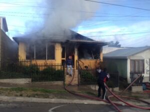 Con daños totales resultó vivienda incendiada en Pobl. Carlos Ibáñez