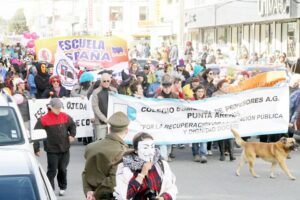 Crisis de representatividad detona en “toma” de sede del Colegio de Profesores
