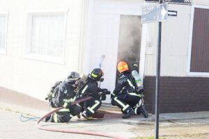 Hombre de 80 años fue rescatado  en incendio que afectó su vivienda
