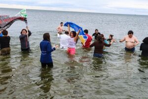 Profesores llevaron sus demandas  a las gélidas aguas del Estrecho