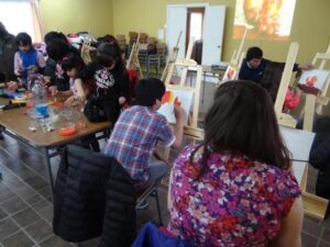 Padres y niños de participan en talleres de pintura “El arte ha llegado a mi comunidad”