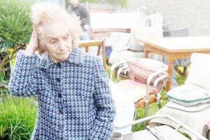 Mujer de 85 años queda en la calle tras desalojo