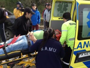 Conductor de taxi resultó herido en volcamiento