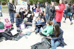 Profesores realizaron intervención urbana solicitando fin de agobio laboral