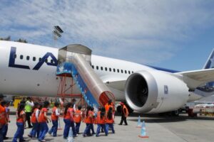 Con destino a Puerto Montt, 18 estudiantes magallánicos realizaron su primer vuelo