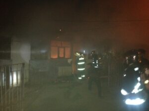 Tres heridos y 8 personas damnificadas dejó voraz incendio que afectó a dos casas