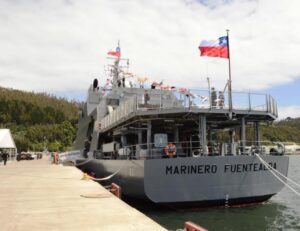 Intendente Flies y Contraalmirante Felipe García - Huidobro participaron en entrega de “Marinero Fuentealba”
