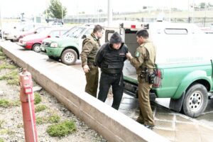 Joven de 23 años detenido luego  de agredir a taxista y a carabinero