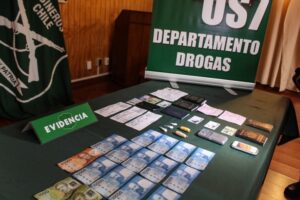 Dominicanos fueron detenidos con droga por el OS-7 de Carabineros