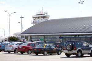 Operario de transfer denuncia competencia desleal en aeropuerto