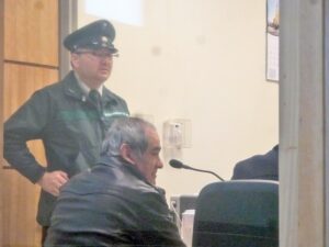 Sujeto con amplio prontuario fue detenido sustrayendo especies desde un vehículo