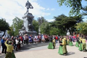 Turistas colmaron la plaza mientras centro artesanal permaneció vacío