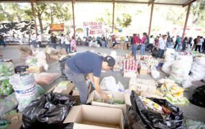 Los padres de los 43 estudiantes mexicanos se mantienen en espera de sus hijos en la escuela