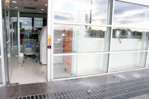 Jóvenes provocan millonarios daños en ataque a sucursal bancaria en mall puntarenense