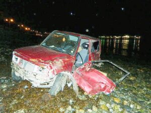 Con lesiones leves salvaron ocupantes de un jeep luego de estrellarse contra una reja