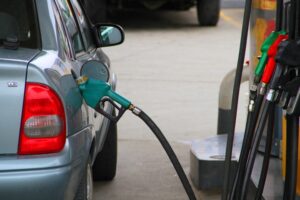Hasta 5 pesos por litro podrían bajar las bencinas el próximo jueves