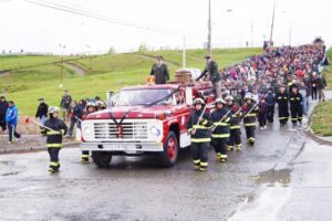 Natales salió a las calles para  brindarle un masivo y último  adiós a bombero fallecido
