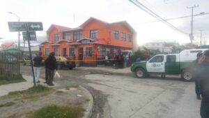 Taxista fue baleado en las piernas y policía busca a los autores