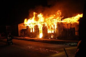 Incendio destruyó vivienda en la Población Calixto