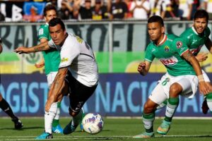 Colo Colo triunfa y sigue a la pelea del título
