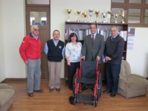 Rotary Club aportó silla de ruedas al liceo Luis Alberto Barrera