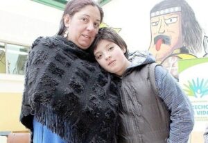 Madre apela a la solidaridad para que su hijo no sufra la amputación de su pierna derecha