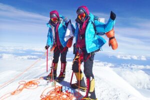 Gemelas indias buscan  conquistar la cumbre más alta en la Antártica