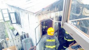 Quema de basura terminó con quincho incendiado