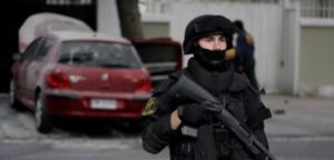 Encapuchados atacaron con bombas molotov cuartel de la PDI