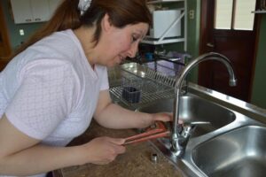 Capacitan a 30 personas en talleres gratuitos con técnicas de gasfitería para el hogar