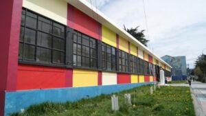 Colorida fachada luce el Liceo Polivalente Sara Braun