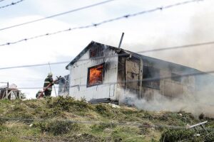 Fuego destruyó casa de voluntario de Bomberos