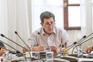 Alcalde Boccazzi enfrenta hoy polémica decisión por artesanos de la plaza