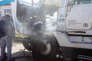 Camión se incendió en la vía pública por problema eléctrico