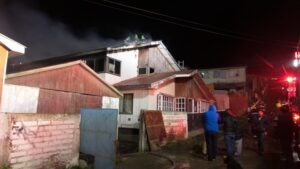 Incendio destruyó segundo piso de vivienda en la población Calixto