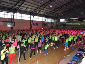 Zumbatón nocturna reunió a mil 500 mujeres en el gimnasio fiscal