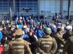Con el carro lanza aguas y bombas lacrimógenas carabineros ha repelido manifestación de trabajadores del 