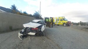 Dos personas lesionadas en violento volcamiento en ruta 9 Norte