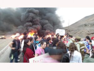 Profesores en Chile prenden barricadas, se toman sedes y realizan marchas
