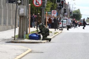 Maleta que turista dejó en la calle movilizó al GOPE