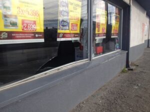 Esta madrugada dos sujetos entraron a robar al supermercado Unimarc