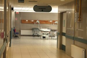Fiscalía investiga el ingreso al hospital de dos personas intoxicadas